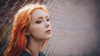 美人を敬遠するのはなぜ？その心理と社会のカラクリとは？