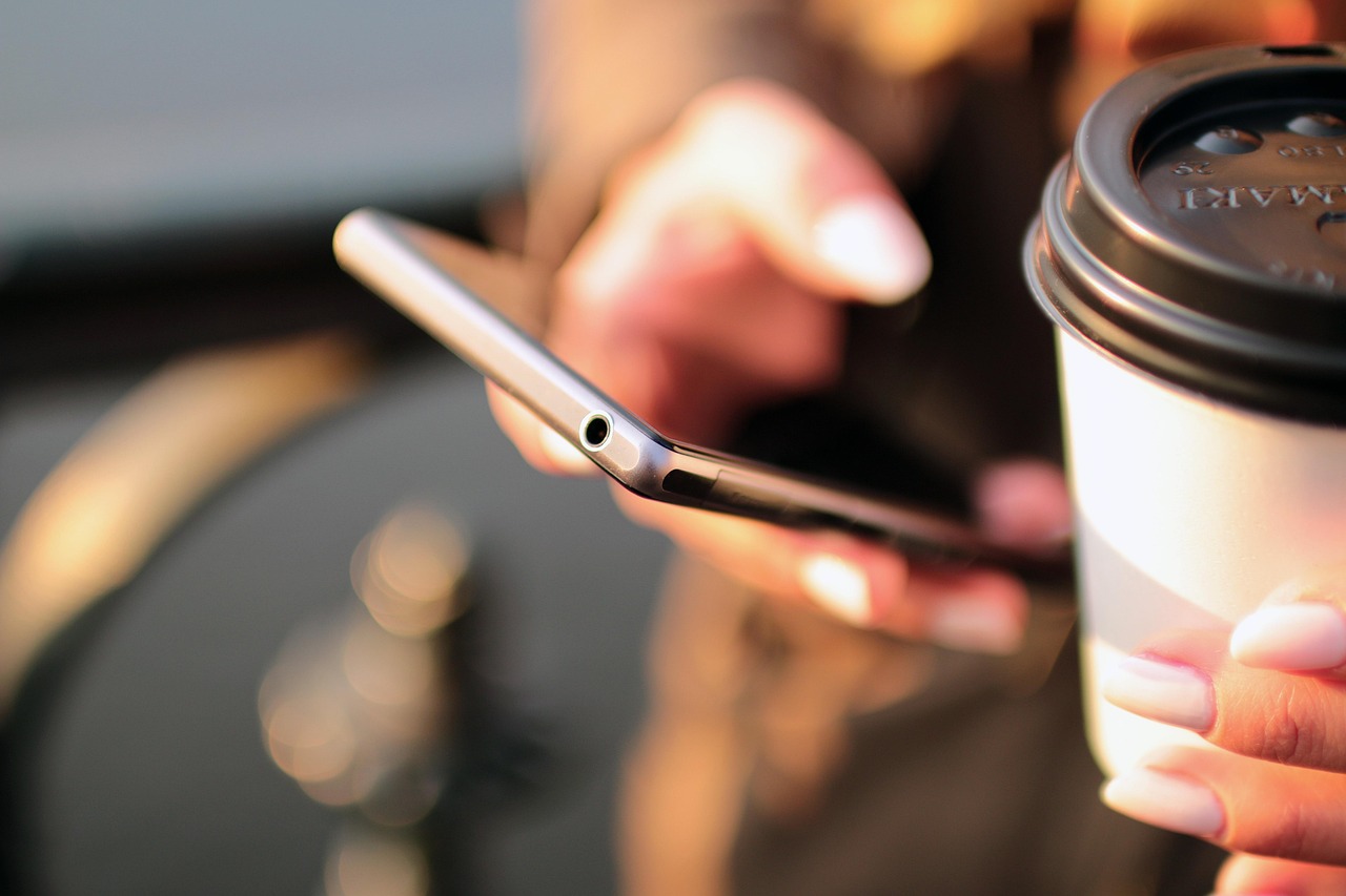 飲み会へ行く彼氏に送る、愛されLINEの極意とは?